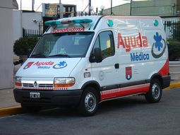 roban una ambulancia y los detienen cuando la saqueaban