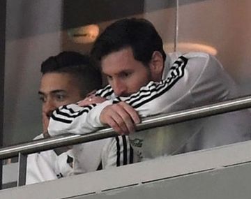 Messi sufrió en el palco la dura derrota de Argentina frente a España