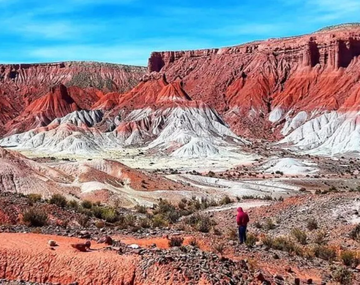 El pueblo que sorprende por tener un valle rojo parecido al planeta Marte