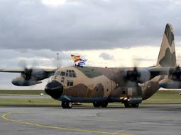 Un avión Hércules enviado por el gobierno ayudará a repatriar a los uruguayos que estén en Israel. Un avión Hércules enviado por el gobierno ayudará a repatriar a los uruguayos que estén en Israel.