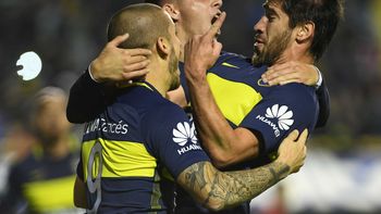 Pérez y Pavón celebran con Benedetto, autor del penal Pérez y Pavón celebran con Benedetto, autor del penal