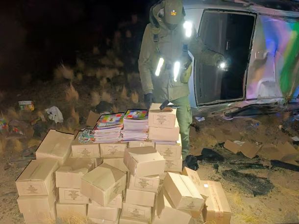 Varias cajas con álbumes y figuritas del Mundial 2026 esparcidas en la banquina Varias cajas con álbumes y figuritas del Mundial 2026 esparcidas en la banquina