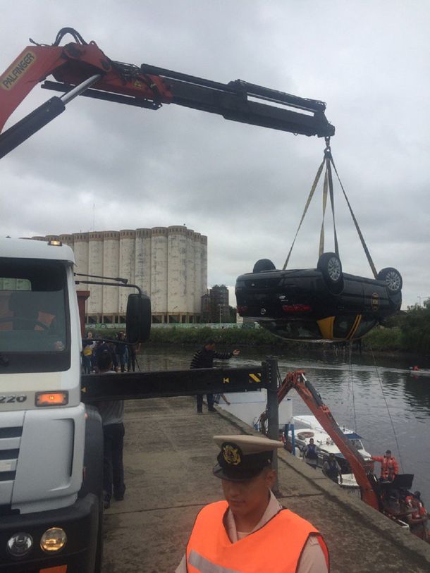 Un taxi cayó al Riachuelo en medio del temporal