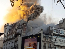 Un edificio se prende fuego en pleno centro porteño