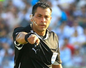 Un chileno dirigirá el último partido de la Selección en el Grupo B