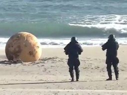 Qué era la bola gigante que apareció en una playa de Japón