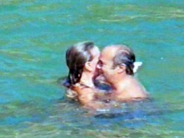 Obispo pidió perdón por su imagen con una mujer