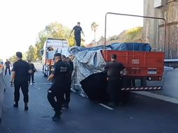 Choque fatal en la Autopista Dellepiane: un motociclista quedó debajo de un camión y murió Choque fatal en la Autopista Dellepiane: un motociclista quedó debajo de un camión y murió