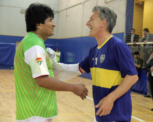 Macri jugó un partido de fútbol con Evo Morales