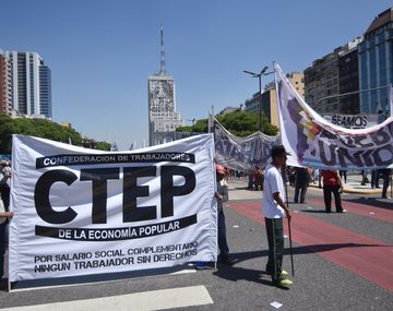 Organizaciones sociales marcharon por la emergencia social
