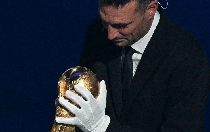 Lionel Scaloni ingresó al sorteo del Mundial 2026 con la Copa del Mundo en sus manos. Lionel Scaloni ingresó al sorteo del Mundial 2026 con la Copa del Mundo en sus manos.