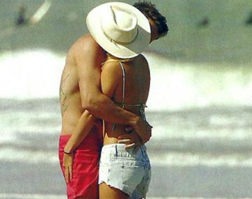 El apasionado reencuentro de dos famosos en la playa