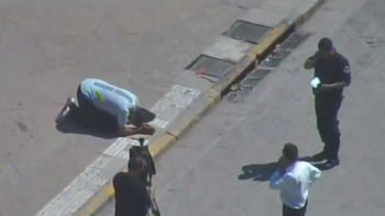 El hombre puso un cartón en el piso y se arrodilló para rezar El hombre puso un cartón en el piso y se arrodilló para rezar