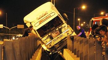 impresionante accidente de un camion: una mujer muerta impresionante accidente de un camion: una mujer muerta