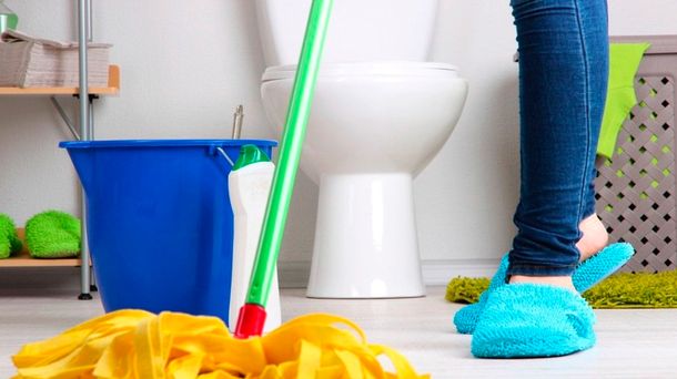 Planchar y limpiar el baño, las tareas domésticas más odiadas por ellas y ellos