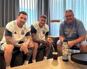Chiqui Tapia junto a Lionel Messi y Rodrigo de Paul, en la previa al duelo con Suiza.