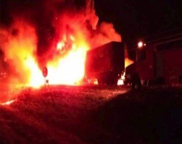 Córdoba: un chofer murió calcinado al incendiarse el camión en el que llevaba aceite