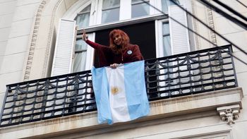 Cristina Kirchner saludó desde el balcón por el 25 de Mayo. Cristina Kirchner saludó desde el balcón por el 25 de Mayo.