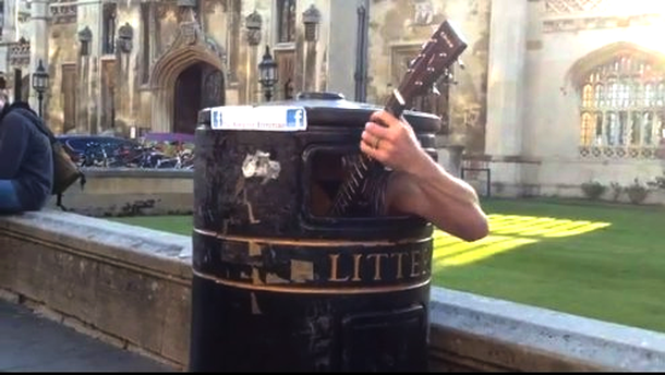 El misterioso músico callejero que toca desde un tacho de basura