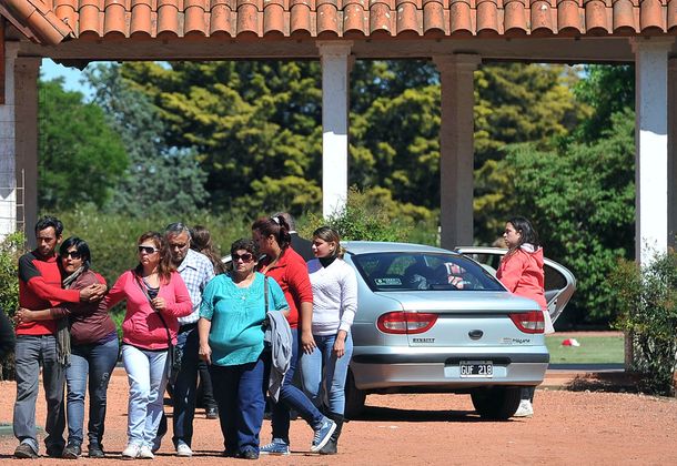 Familiares y amigos dan su último adiós a Jonathan Stramessi