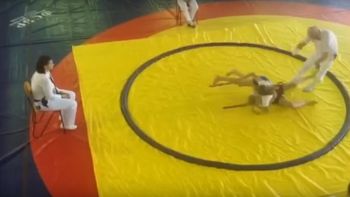Una nena derribó a su rival de judo y también el árbitro Una nena derribó a su rival de judo y también el árbitro