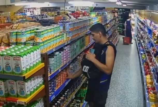 Ramos Mejía: creyó que nadie lo veía pero las cámaras lo captaron robándose todo el atún de un supermercado