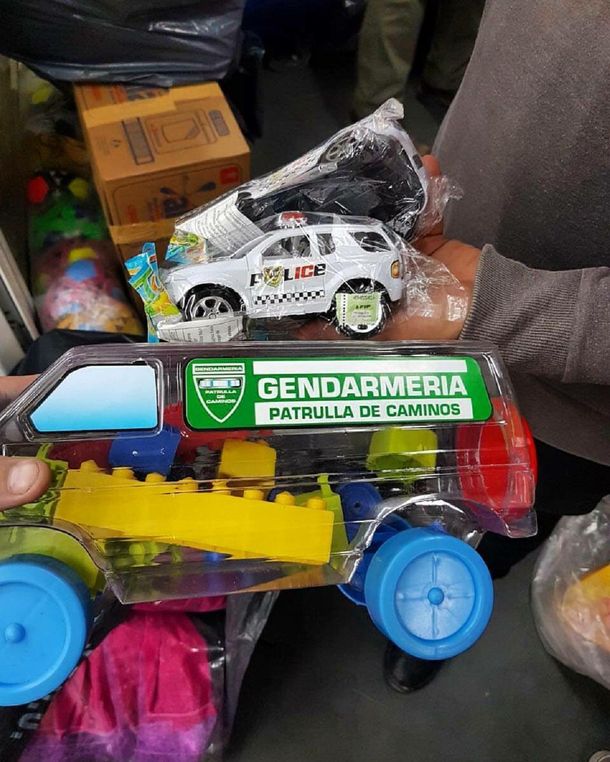Por el Día del Niño, la Ciudad regala camioncitos de Gendarmería