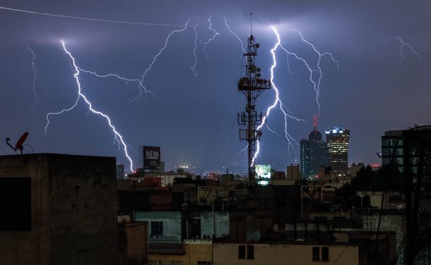 ¿Qué precauciones tomar durante una tormenta eléctrica?