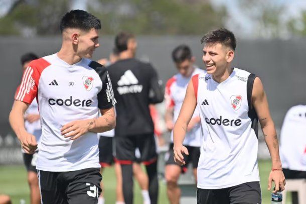 Franco Mastantuono y Claudio Echeverri en la práctica de River.