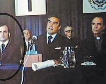 Piñón le dio el doctorado a Massera en la Universidad del Salvador. Año 1977.