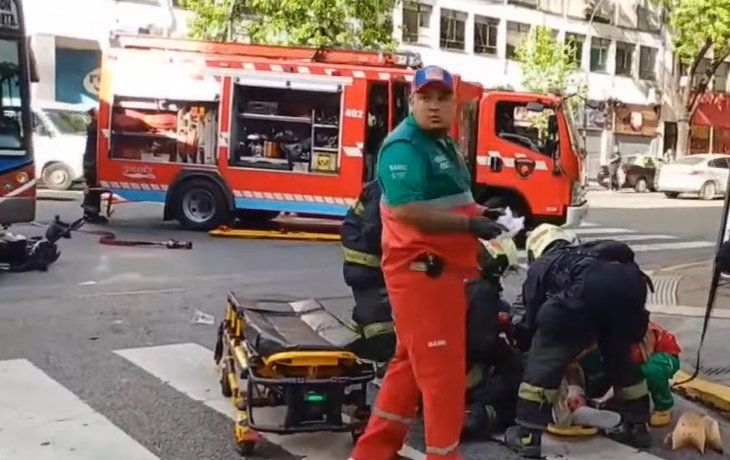 Un motociclista quedó con fractura expuesta tras chocar contra un colectivo en Barrio Norte