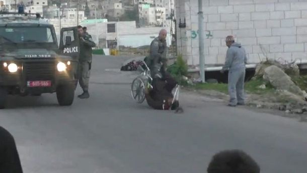 Un policía israelí tiró al piso a un palestino discapacitado