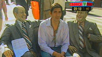 un hombre se encadeno a la estatua de olmedo y portales un hombre se encadeno a la estatua de olmedo y portales