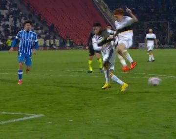 El choque de Fernández y Barco en el área cuando Boca tenía el descuento