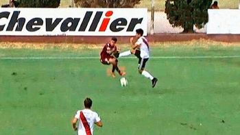 video: el brutal planchazo por el que expulsaron a lollo en el partido de reserva de lanus vs river video: el brutal planchazo por el que expulsaron a lollo en el partido de reserva de lanus vs river
