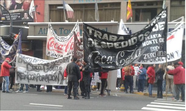 Caos en Corrientes y Callao por un piquete de empleados de Coca-Cola