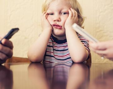 Odio el teléfono de mi mamá: la triste carta de un nene a su profesora