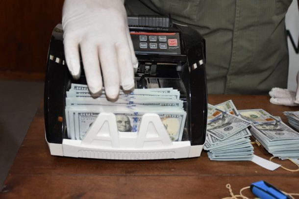 Entre Ríos: dos hombres llevaban más de medio millón de dólares oculto en una camioneta