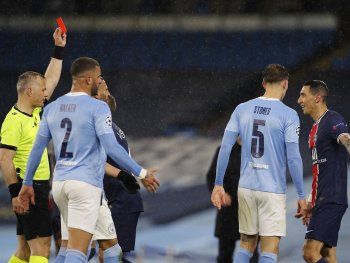 Di María se hizo expulsar por una infantil reacción y el PSG se quedó afuera
