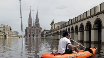 el rio lujan perforo la barrera de los 5 metros y el agua se acerca a la basilica el rio lujan perforo la barrera de los 5 metros y el agua se acerca a la basilica