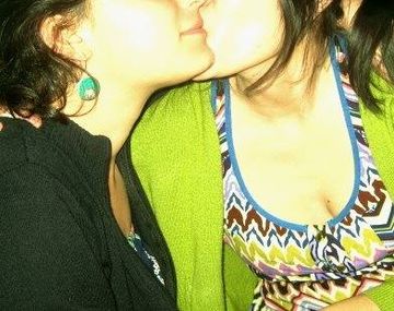 Las jóvenes lesbianas echadas de un bar harán una beseada