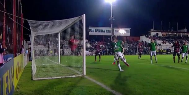 Para enmarcar: el arquero de Ferro y una atajada para el recuerdo