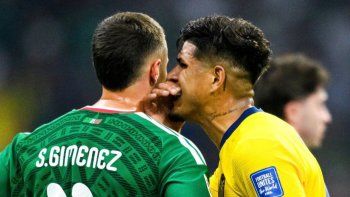 el segundo en caer: insolita expulsion de hincapie en el mundial por taparse la boca el segundo en caer: insolita expulsion de hincapie en el mundial por taparse la boca