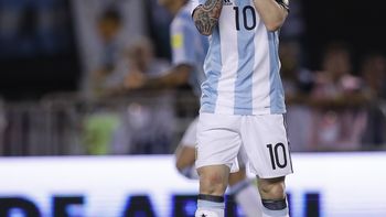 Lionel Messi se toma la cabeza en el partido ante Chile Lionel Messi se toma la cabeza en el partido ante Chile