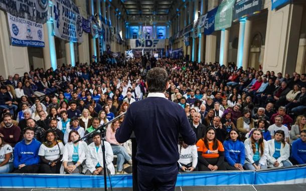 Axel Kicillof habló ante trabajadores de la salud.