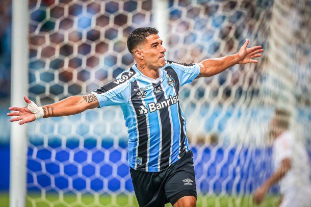 Luis Suárez debutó en Gremio con un triplete en 35 minutos
