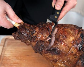 Se quejó por el precio del cordero en Bariloche y se volvió viral