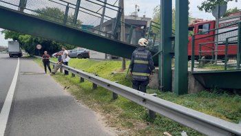 Video: así se derrumbó parte de un puente peatonal sobre la av. General Paz