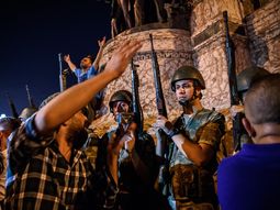 video: civiles turcos intentaron linchar a militares golpistas que fueron detenidos video: civiles turcos intentaron linchar a militares golpistas que fueron detenidos