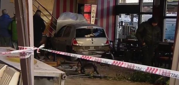 Un auto se incrustó en una confitería en Flores